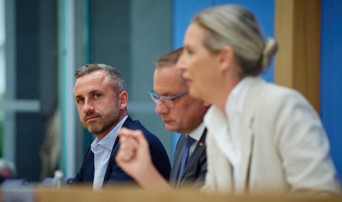 Ulrich Siegmund, Spitzenkandidat AfD in Sachsen-Anhalt, Tino Chrupalla, Bundessprecher der AfD und Co-Vorsitzender der AfD-Fraktion im Deutschen Bundestag und Alice Weidel, Bundessprecherin der AfD und Co-Vorsitzende der AfD-Fraktion stehen nach der Wahl in Sachsen-Anhalt bei einer PK Rede und Antwort.