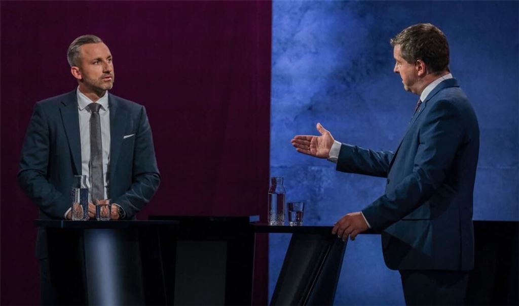 Ulrich Siegmund (l), Spitzenkandidat der AfD, und Sven Schulze (r), Ministerpräsident von Sachsen-Anhalt und Spitzenkandidat der CDU, diskutieren in der MDR-Wahlarena während der Sendung "Fakt ist!".
