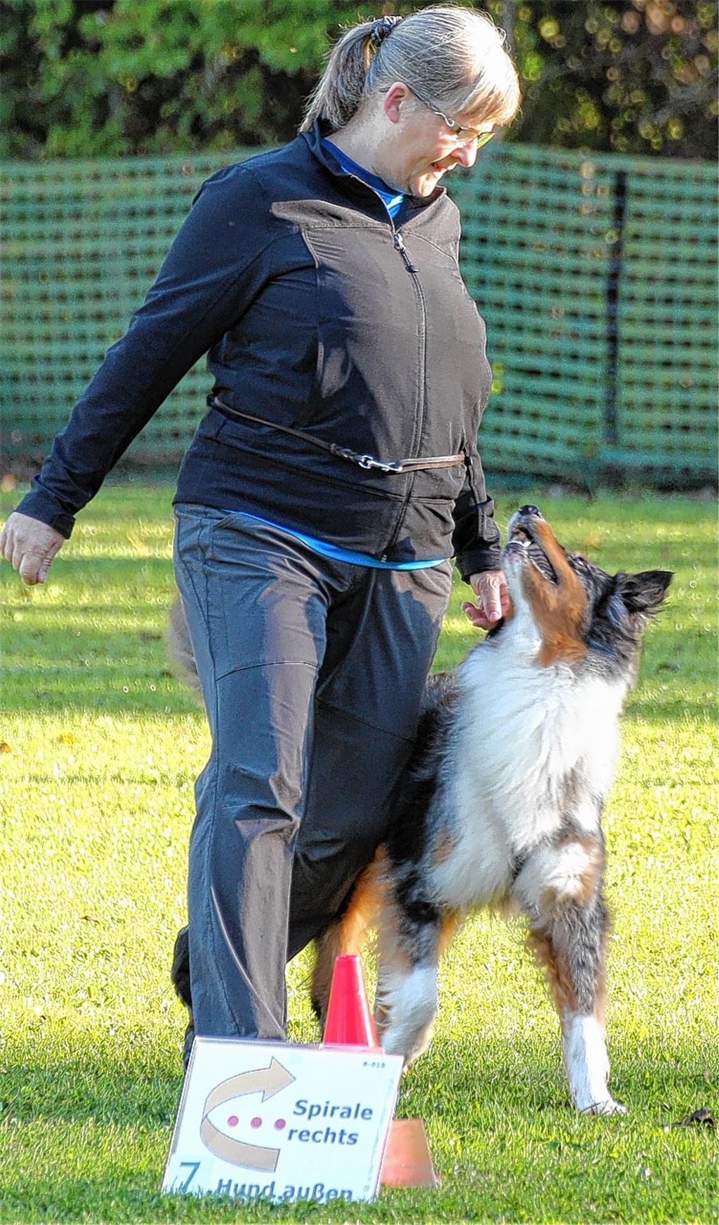 Ulrike Bloss und Buddy (ein Australian Shepherd) vom HSV Mühlacker