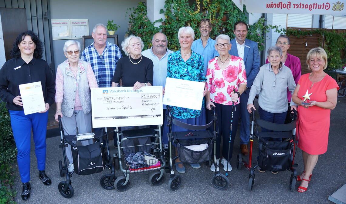 Ulrike Kury (Leiterin Volks- und Raiffeisenbanken Regionalmarkt Süd), Jürgen Weissert, (2. Vorstand TSV Maulbronn), Wolfgang Glasbrenner (1. Vorstand TSV), Volker Henkel (drehte den Film zum Projekt), Cornelius Eckert (Filialleiter Volks- und Raiffeisenbank Maulbronn), Dagmar Gepperth (Marketing Volks- und Raiffeisenbanken), Ines Korn, Tanzleiterin (hi.v.li.) sowie fünf Bewohnerinnen des Hauses Tabor und Teilnehmerinnen des Wettbewerbs (vorne) bei der Preisverleihung. Foto: Dr. Bastian