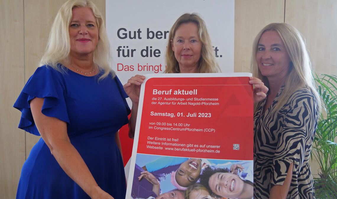 Die Chemie muss stimmen Ulrike Mögle, Martina Lehmann und Iris Dreyer (v.li.) wissen um das Potenzial von „Beruf aktuell“. Es ist die größte Ausbildungs- und Studienmesse in der Region. Foto: Friedrich
