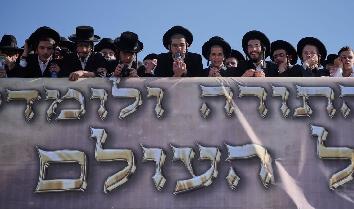 Ultraorthodoxe Juden versammeln sich zu einem Protest gegen Pläne, sie zum Dienst im israelischen Militär zu zwingen.