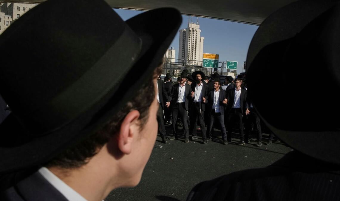 Ultraorthodoxe jüdische Männer blockieren eine Straße während einer Demonstration gegen die Rekrutierung von Soldaten (Archivfoto).