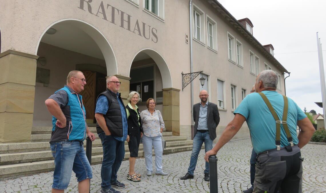 Den direkten Draht nutzt noch nicht jeder Um 10.30 Uhr versammelt sich eine kleine Gruppe vor dem Rathaus mit Bürgermeister Alexander Kozel (Zweiter von rechts). Foto: Becker