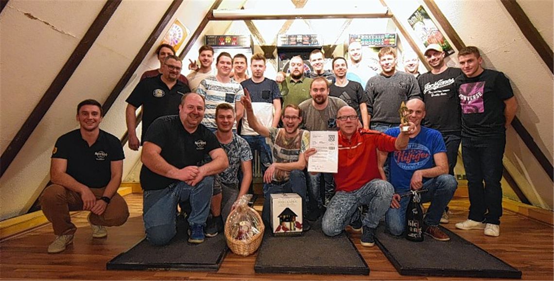 Um 23 Uhr ist die Laune bei den Teilnehmern besser als (je) zuvor. Das freut die Organisatoren Philipp Rank (unten, v. li.) und Oliver Gille natürlich sehr. Schüller