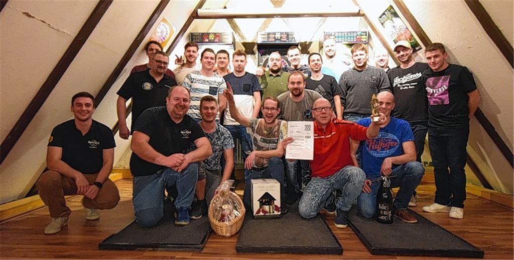 Um 23 Uhr ist die Laune bei den Teilnehmern besser als (je) zuvor. Das freut die Organisatoren Philipp Rank (unten, v. li.) und Oliver Gille natürlich sehr. Schüller