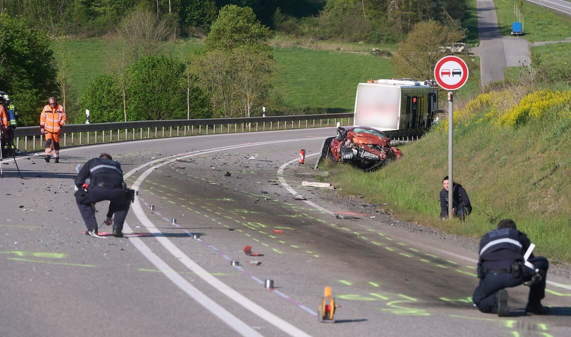 Um 7.00 Uhr stießen den Angaben zufolge zwei Autos und ein Linienbus zusammen.