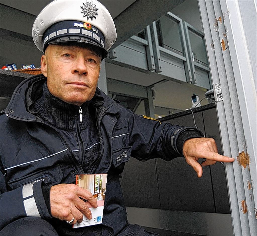 Um Einbrecher abzuschrecken und mit Bürgern über Schutzmöglichkeiten ins Gespräch zu kommen, sind Frank Krebs (großes Bild) und sein Kollege Paul Czerkies viel zu Fuß unterwegs.