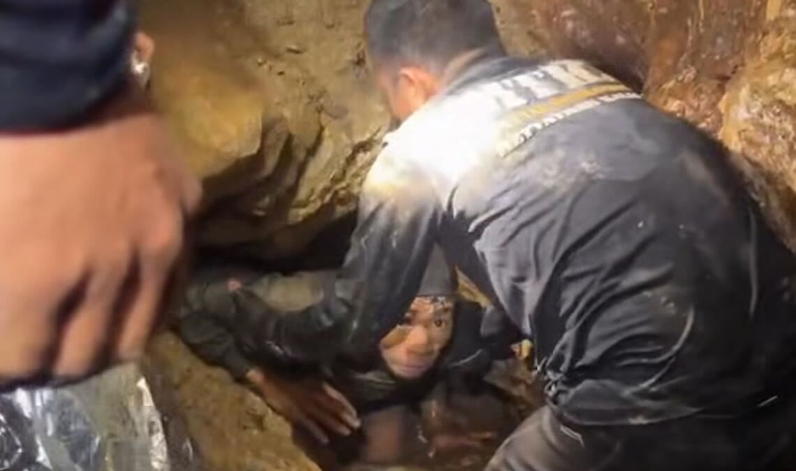 Um aus dem Berg zu kommen, mussten die tagelang eingeschlossenen Goldsucher viele enge Tunnel passieren.