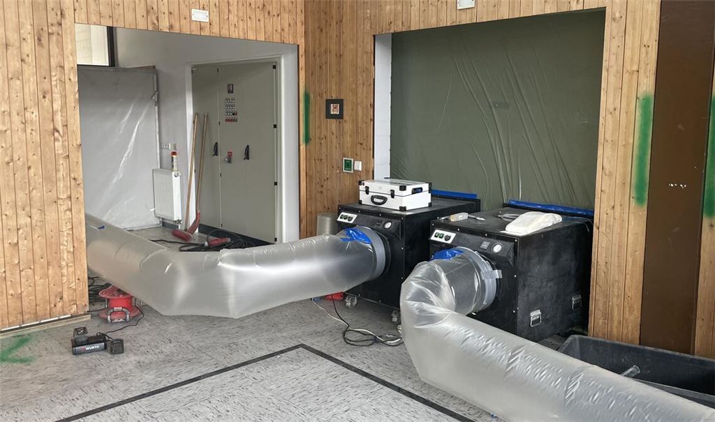 Um die PCB-Belastung in der Raumluft bei der Sanierung der Mehrzweckhalle in Mühlhausen zu reduzieren kommen starke Abluftgebläse zum Einsatz. Foto: privat