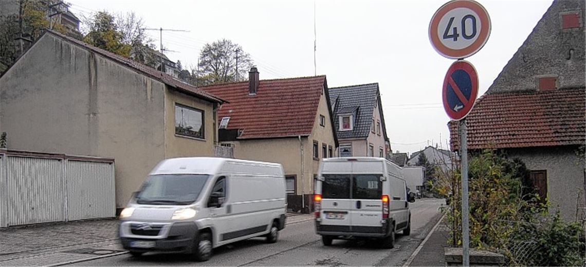 Um die Verkehrssicherheit zu erhöhen, ist 2005 auf der Kieselbronner Straße in Enzberg Tempo 40 eingeführt worden. Jetzt soll das Limit aufgehoben werden. Foto: Sadler