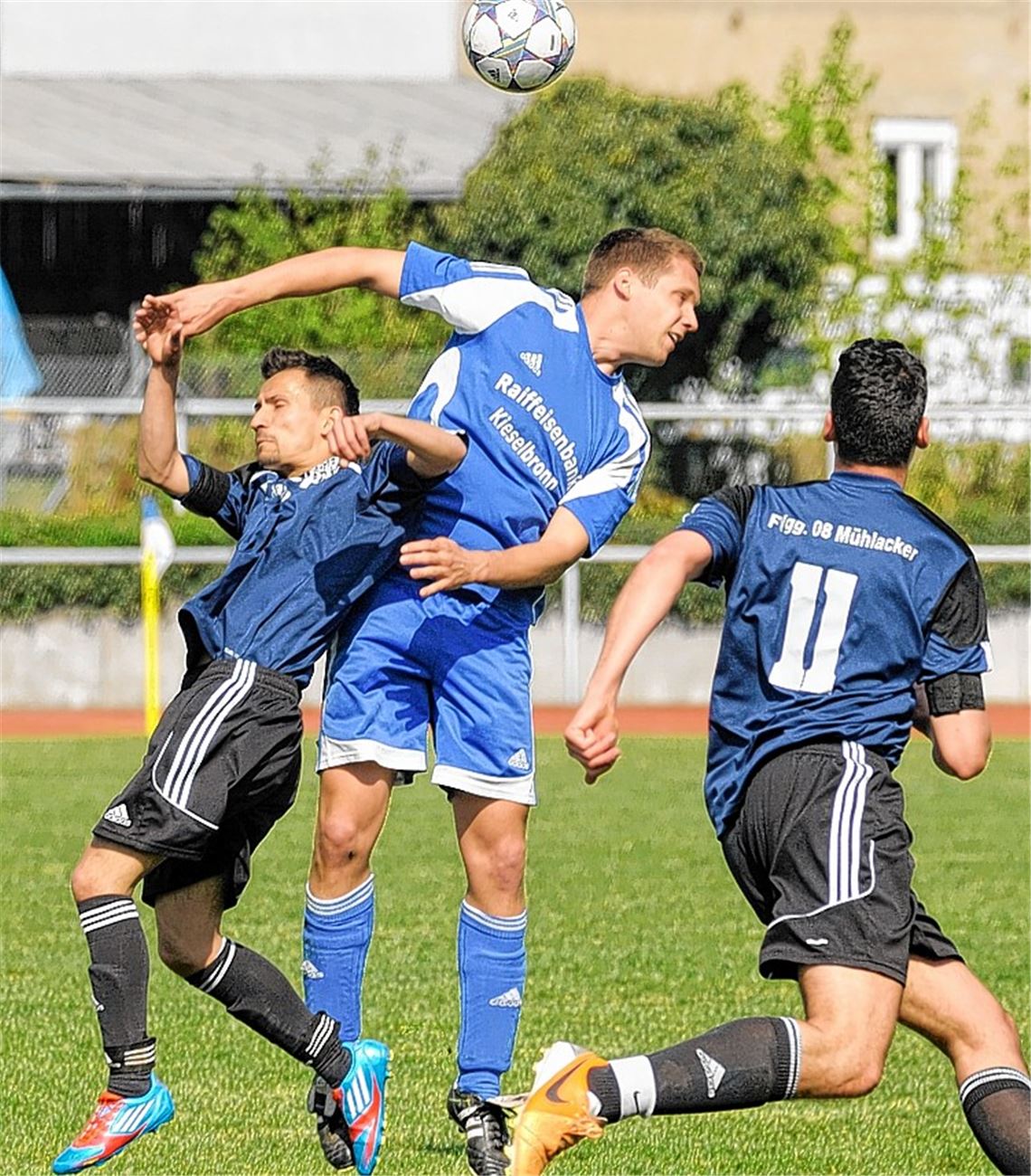 Um ein Haar lässt 08 Mühlacjer (schwarze Hosen) zwei Punkte liegen. Foto: Fotomoment