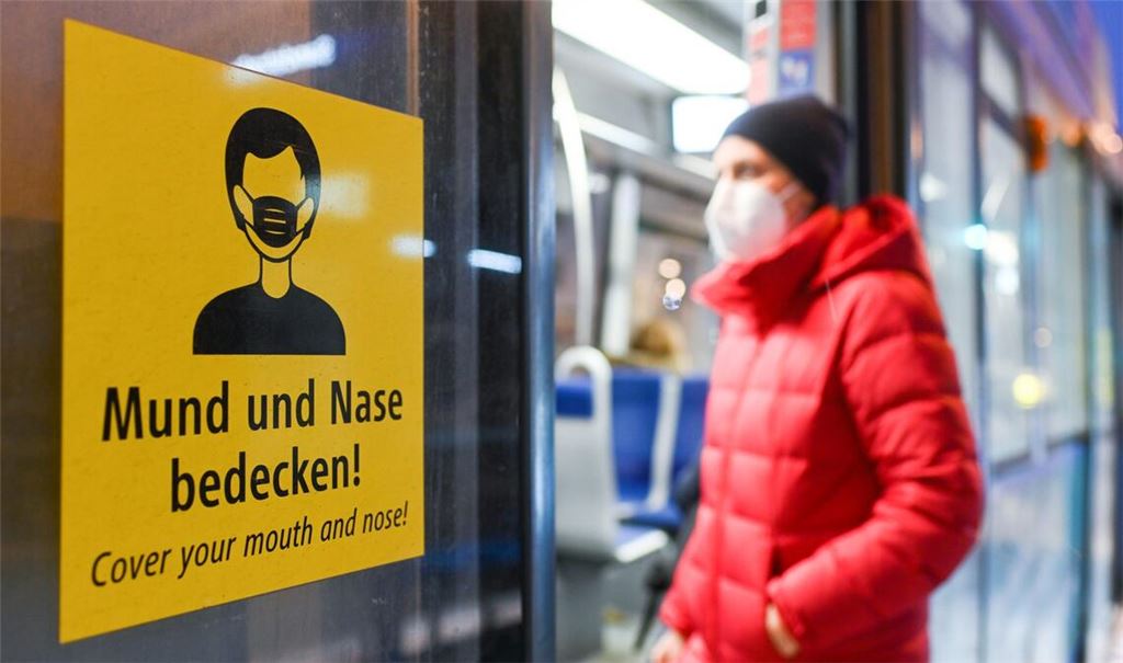 Um eine globale Erkrankungswelle durch eine neue Pandemie zu verhindern, will die UN ein weltweites Pandemieabkommen (eine Frau steigt im Januar 2021 in München mit FFP2-Maske in eine Straßenbahn ein).