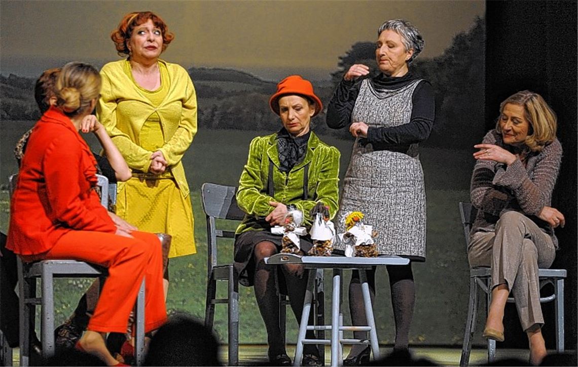 Um einen wohltätigen Zweck zu unterstützen, gehen die Mitglieder des Frauenvereins ungewöhnliche Wege: Für einen Fotokalender lassen die Damen die Hüllen fallen.