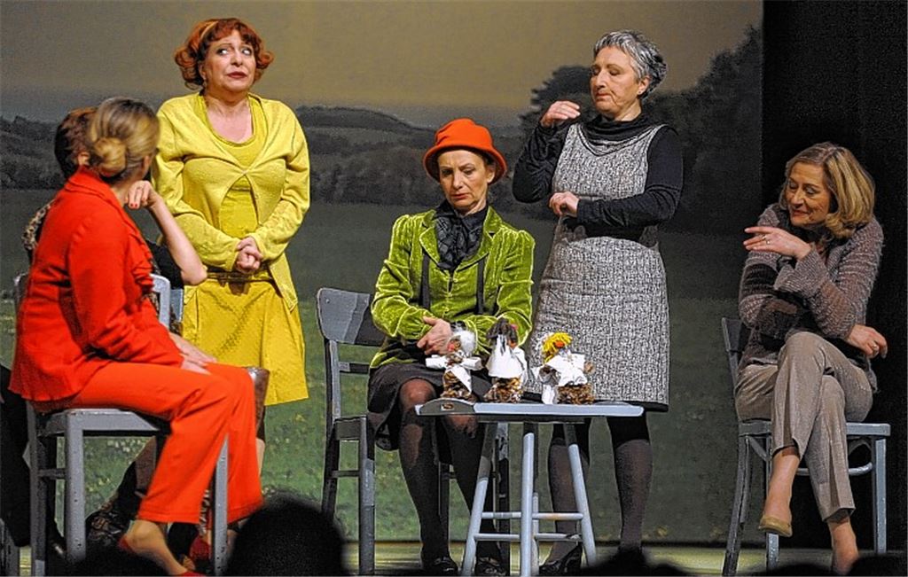 Um einen wohltätigen Zweck zu unterstützen, gehen die Mitglieder des Frauenvereins ungewöhnliche Wege: Für einen Fotokalender lassen die Damen die Hüllen fallen.