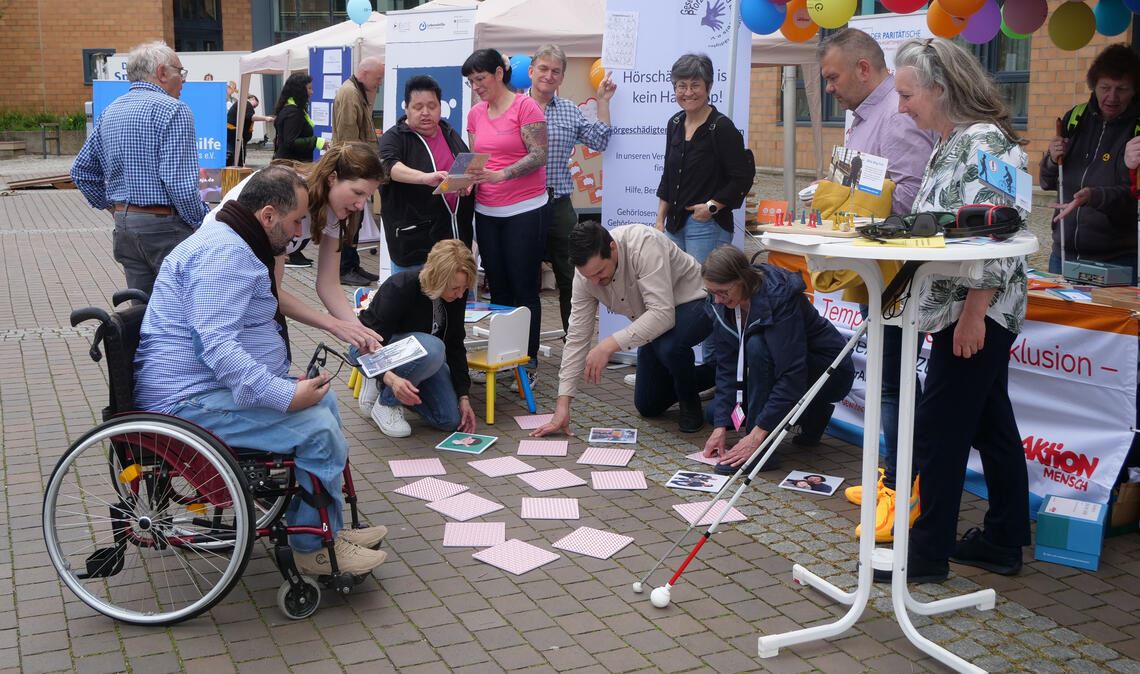 Leben mit Handicap wird konkret erfahrbar Um für das Thema Inklusion zu sensibilisieren, informieren am Freitag mehrere Initiativen und Institutionen zusammen vor dem Mühlacker Rathaus. Foto: Friedrich