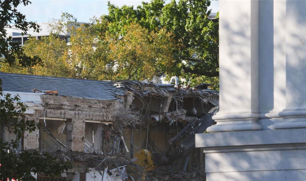 Um für den von US-Präsident Donald Trump gewünschten Ballsaal Platz zu machen, wird ein Teil des Ostflügels des Weißen Hauses abgerissen.