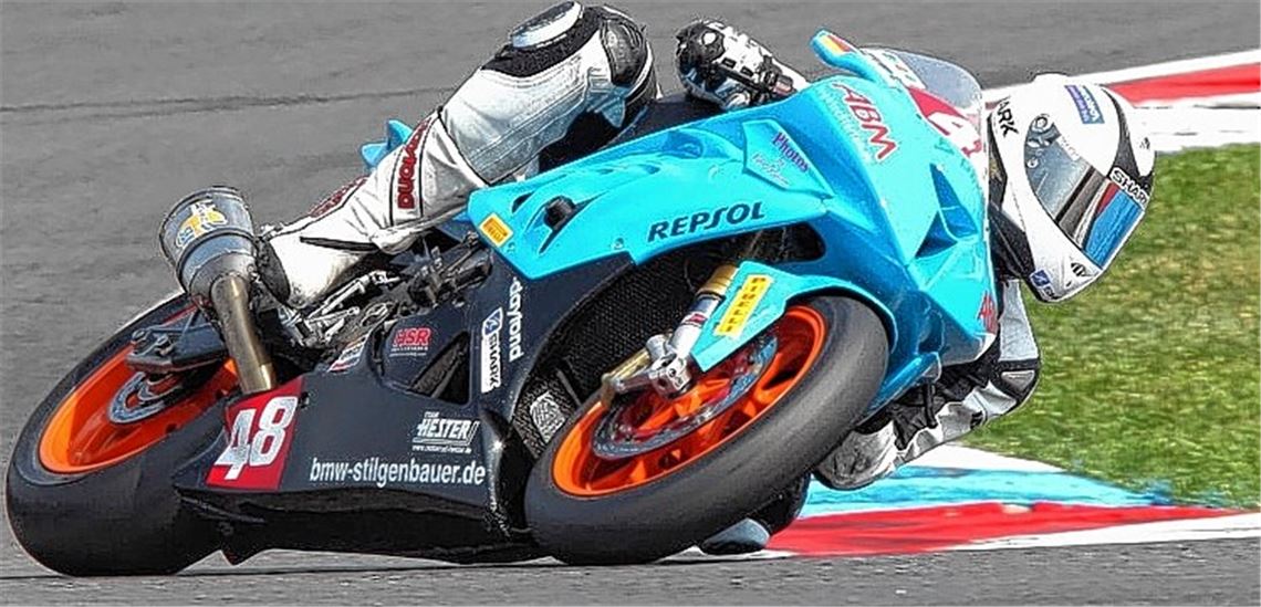 Um keinen Sturz zu riskieren nimmt Dominik Vincon im zweiten Rennen ein wenig Gas raus. Foto: Talmon