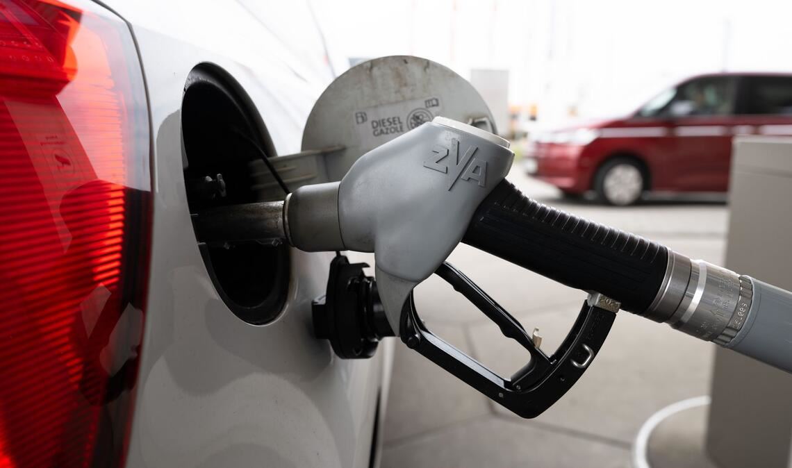 Um knapp 17 Cent sank die Steuer auf Benzin und Diesel - komplett ist dies bisher nicht an den Zapfsäulen angekommen. (Archivbild)
