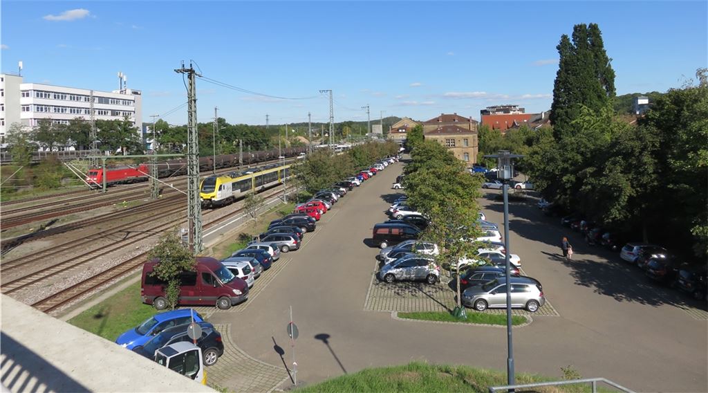 Um kurz nach 16 Uhr sind von der V7-Brücke aus auf dem Bahnhofsparkplatz schon einzelne Lücken zu sehen. Die wenigsten Plätze werden von E-Autos beansprucht. Fotos: Becker