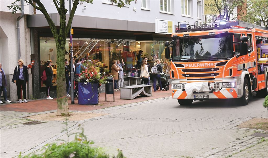 Um kurz vor 12 Uhr harren auf der Bahnhofstraße MItarbeiter, Kunden und Schaulustige aus dem evakuierten Sämann-Gebäude aus. 