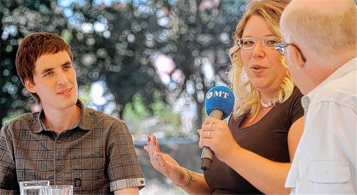 Umfangreicher Fragenkatalog, offene und ehrliche Antworten: die Redaktionsmitglieder Frank Goertz (re.) und Simon Nill im Gespräch mit der „Miss mobile Jugendarbeit“, Natalie Pavan.