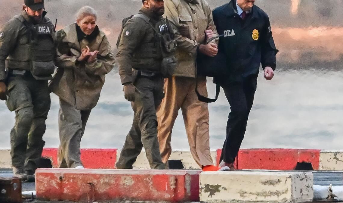 Umgeben von schwer bewaffneten Sicherheitskräften treffen der gefangen genommene venezolanische Präsident Nicolas Maduro (2.v.r) und seine Frau Cilia Flores (2.v.l) am Wall Street Heliport im New Yorker Stadtbezirk Manhattan ein.