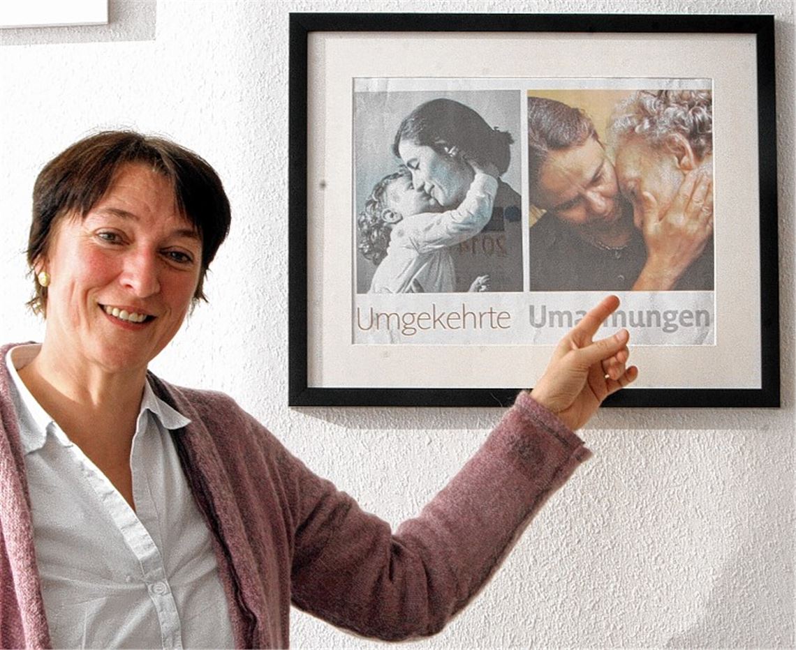 Umgekehrte Umarmungen: Das Bild im Büro von Karin Watzal sagt mehr als 1000 Worte. Die neue Consilio-Leiterin in Mühlacker hofft, dass durch bessere Versorgungsangebote mehr Lebensqualität im Alter geschaffen wird und pflegende Angehörige entlastet werden.Foto: Goertz