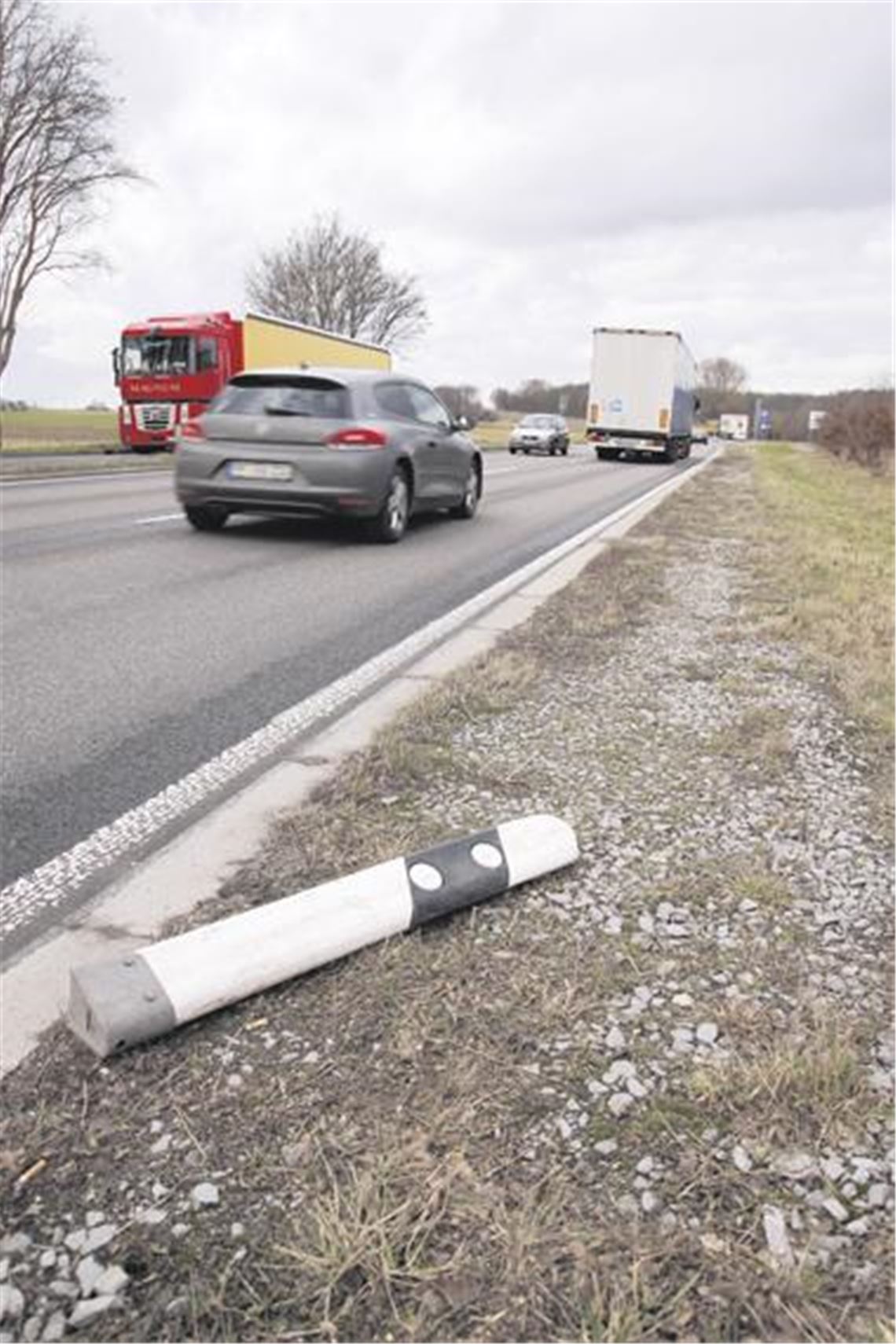Umgeknickte oder beschädigte Leitpfosten gehören derzeit zum Straßenbild. Foto: Disselhoff