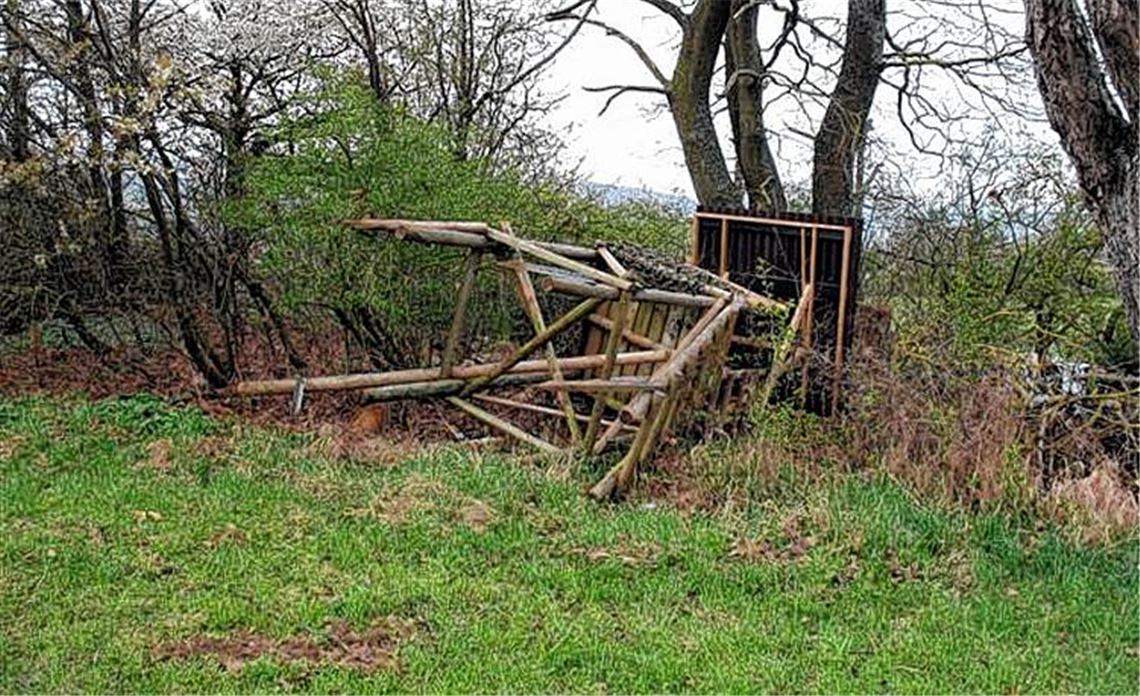 Umgeworfener Hochstand in der Nähe des Enzberger Naturfreundehauses. 
