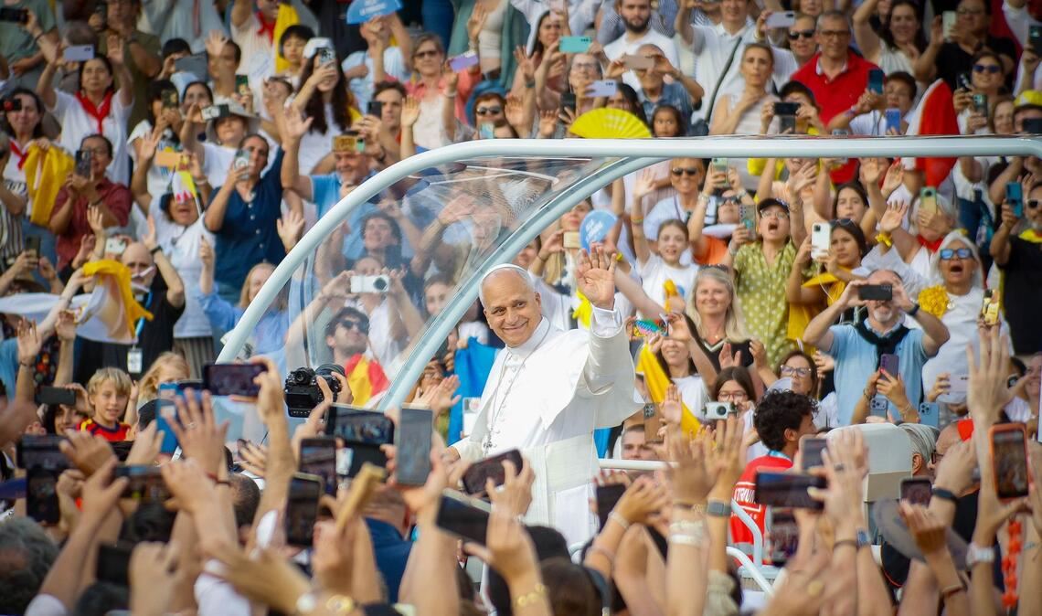 Umjubelt: Papst Leo XIV. kommt zu einer Gebetsvigil im Olympiastadion Lluis Companys in Barcelona.