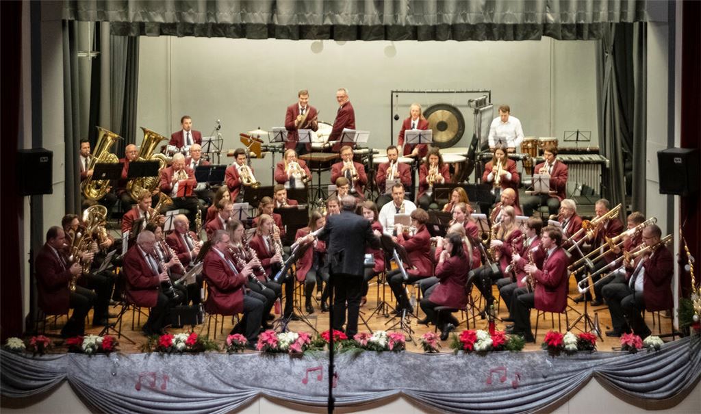 Umjubeltes Jahreskonzert des Musikvereins Mühlacker im Uhlandbau Mühlacker, bei dem neben dem Großen Blasorchester (Foto) auch alle anderen musikalischen Zusammenschlüsse des Vereins auf der Bühne stehen und ihr Können unter Beweis stellen. Fotos: Fotomoment