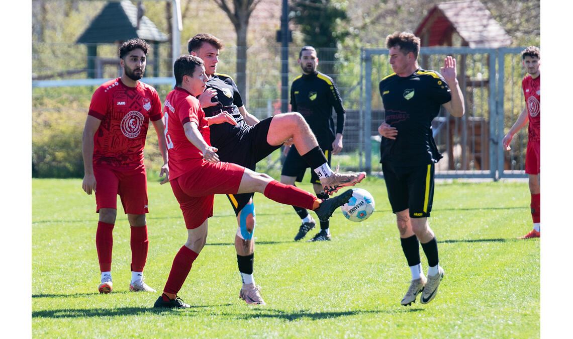 Umkämpfte Partie: Der FV Lienzingen (schwarze Trikots) kommt im Heimspiel gegen den TSV Maulbronn nicht über ein 0:0 hinaus. Foto: Fotomoment
