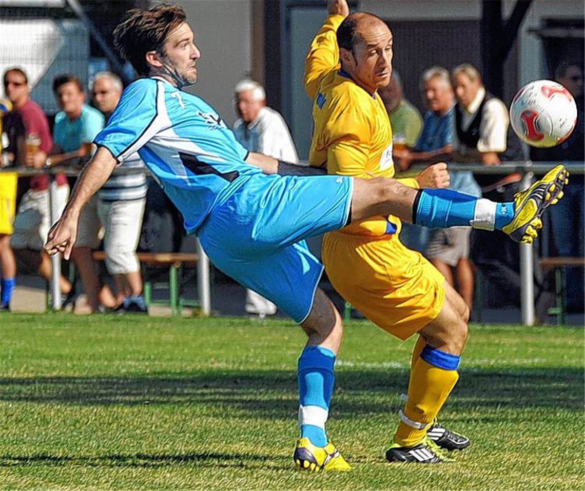 Umkämpfte Partie zwischen Lomersheim (in Gelb) und dem TSV Schwieberdingen. Foto: Fotomoment