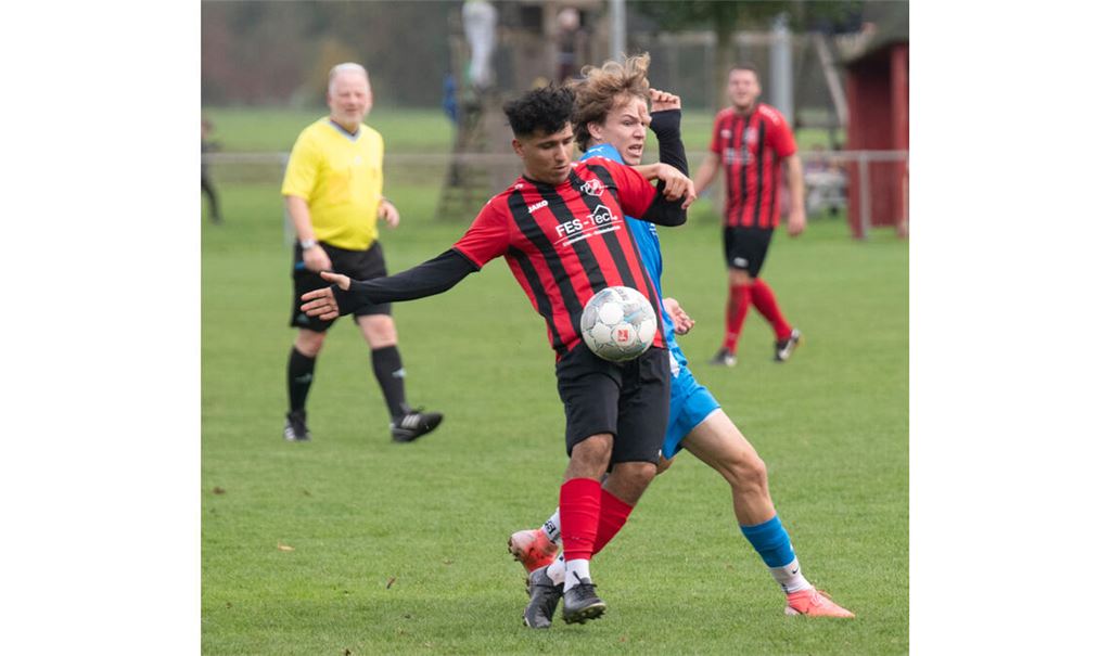 Umkämpfte Partie zwischen den Sportfreunden und Knittlingen (in Blau).Foto: Fotomoment
