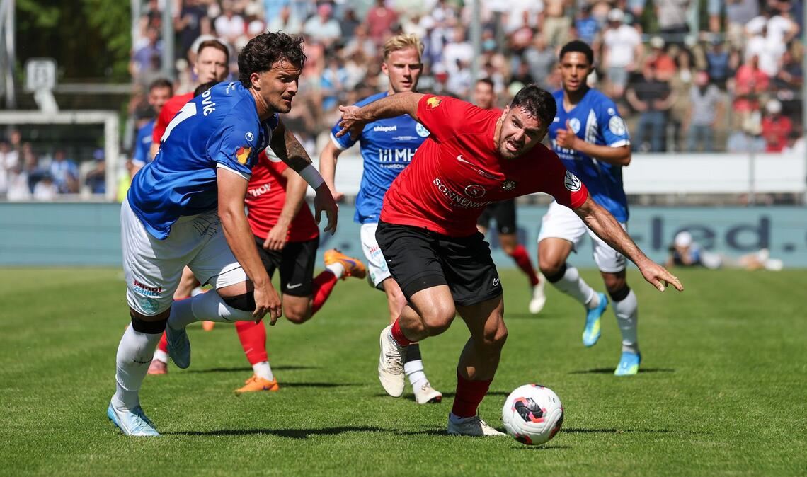 Umkämpftes Finale: Milan Petrovic gegen Großaspachs Michael Kleinschrodt (re.).