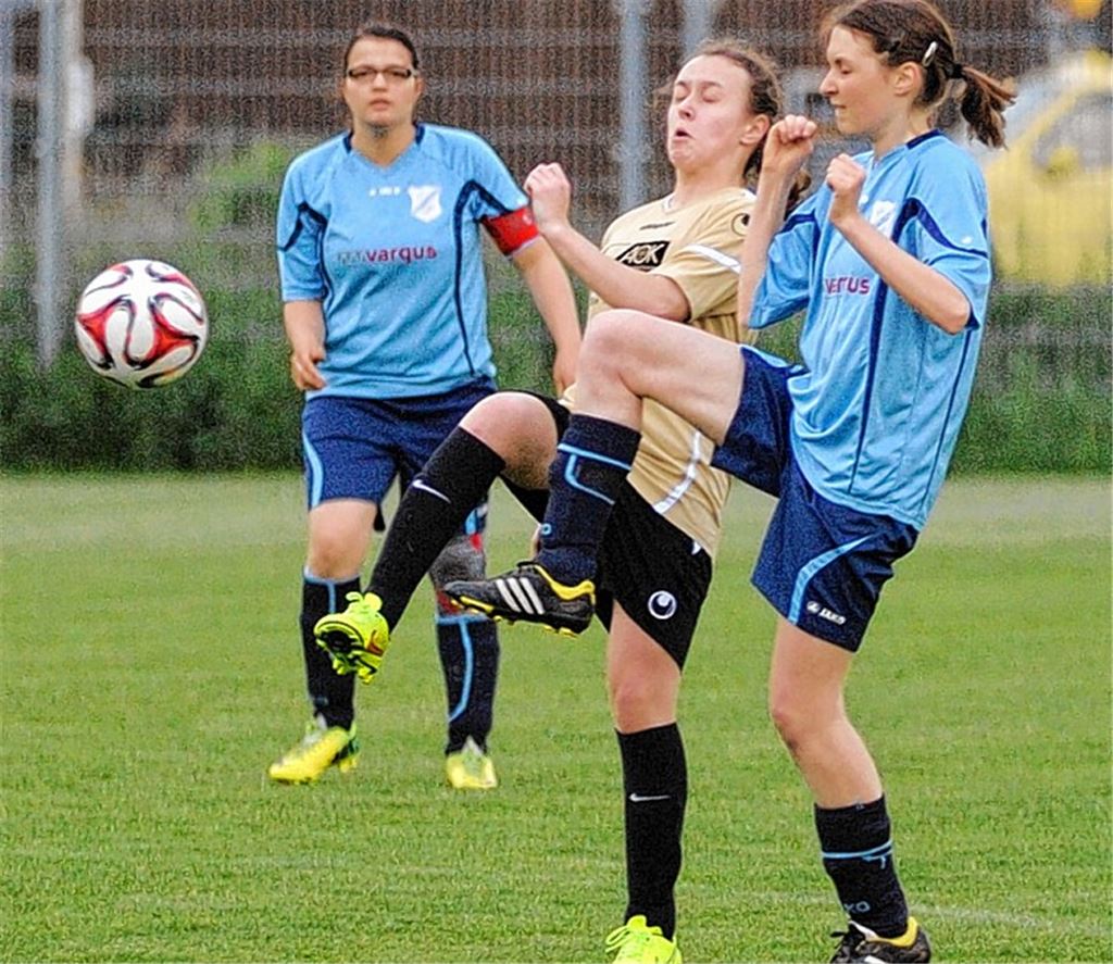 Umkämpftes Nachholspiel der Kleinfeld-Landesliga zwischen Viktoria Enzberg (in Gold) und FV Knittlingen bleibt ohne Treffer.
