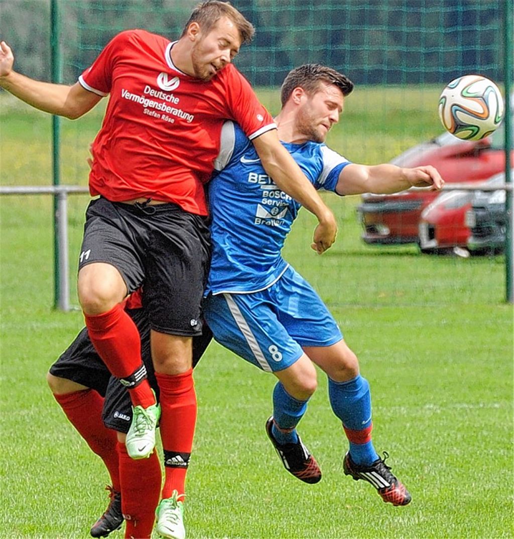 Umkämpftes Pokalspiel zwischen Sportfreunden Mühlacker (in Rot) und FV Knittlingen wird erst in der Verlängerung entschieden. Foto: Fotomoment