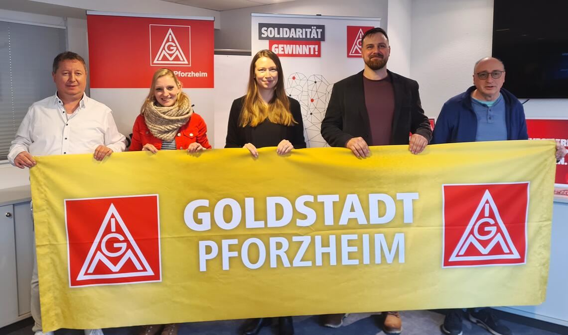 Umreißen zum Auftakt der Tarifrunde in der Edelmetallindustrie die Forderungen der Gewerkschaft IG Metall (v. li.): Peter Marincek, Martina Walter, Yvonne Möller, Max Könne und Reiner Hummel. Foto: Peche
