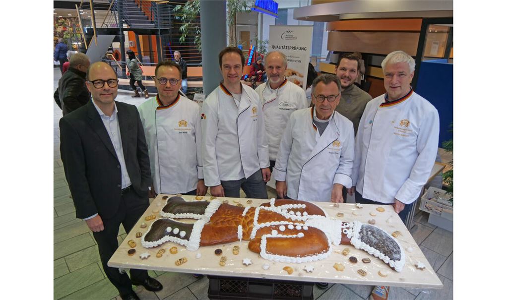 Umringt von Kollegen verleiht Innungsobermeister Martin Reinhardt (re.) an seinen Vorgänger Manfred Förster (3.v re.) als Dankeschön für dessen Verdienste um das Bäckerhandwerk den „Großen Dambedei“.Foto: Friedrich