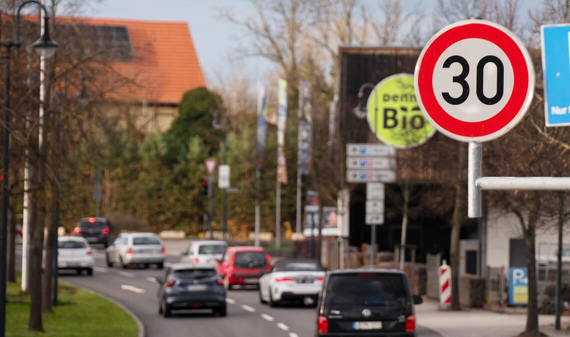 Umstritten: Die durchgängige Tempo-30-Regelung auf der B10 durch Mühlacker – angeordnet aus Lärmschutzgründen – stößt nach wie vor auf Kritik. Foto: Fotomoment