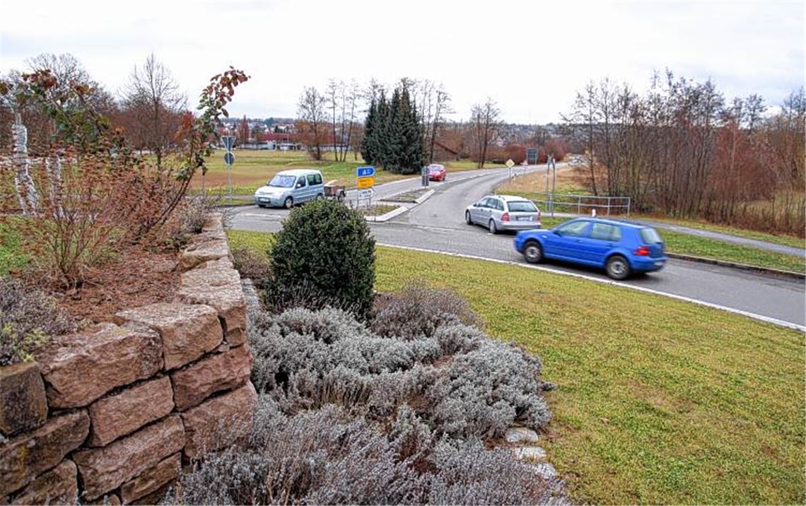 Umstrittene Steine: Seit 2003 ziert das kleine Mäuerchen den Ötisheimer Kreisverkehr. Jetzt stellt es in den Augen der zuständigen Straßenverkehrsbehörde sowie der Polizei, die sich auf eine neue Richtlinie berufen, ein Risiko für die Verkehrsteilnehmer dar und soll deshalb weg. 