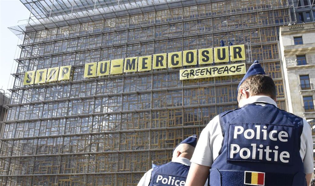 Umweltaktivistinnen und -aktivisten sind aus Protest gegen ein Handelsabkommen mit südamerikanischen Staaten auf das Gebäude des EU-Ministerrats geklettert. Sie brachten dort am Donnerstag Banner mit der Aufschrift "Stop EU Mercosur" an.
