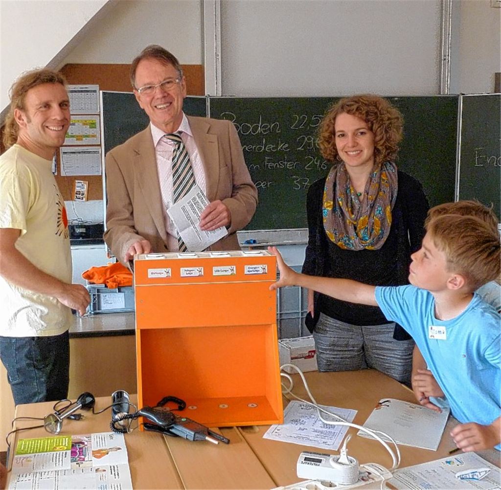 Umweltdezernent Karl-Heinz Zeller (Mitte) und Jana Edlinger freuen sich über das Engagement des Theaterpädagogen Jörg Zenker, der als „Energiedetektiv Ede“ zusammen mit Wurmberger Schülern Energiefresser aufspürt.