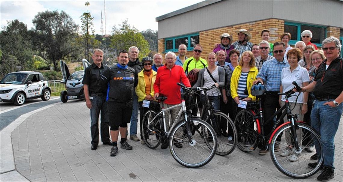 Umweltfreundlich unterwegs: Am landesweiten Energietag besucht eine Gruppe von E-Bike-Fahrern unter der Leitung von Enzkreis-Umweltdezernent Karl-Heinz Zeller (gelbes Trikot, Mitte) das Flusskraftwerk der Stadtwerke in Mühlacker.