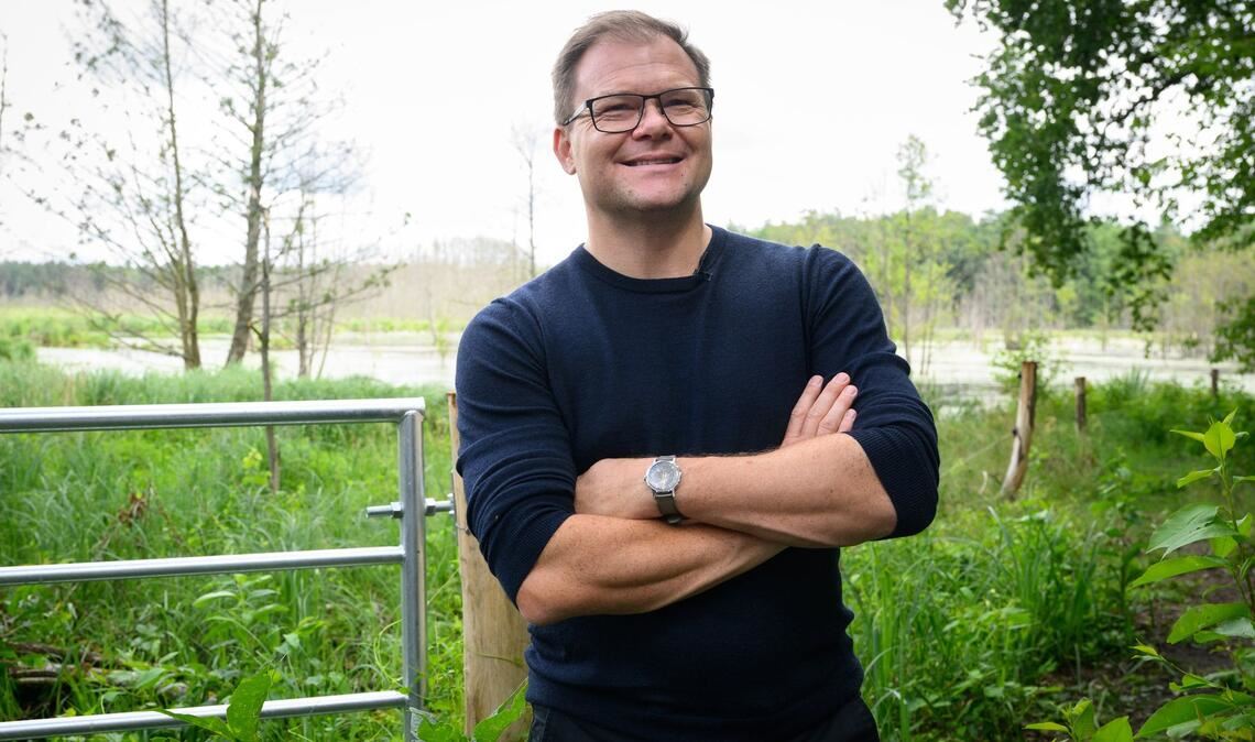 Umweltminister Carsten Schneider (SPD); hier bei einem Besuch der wiedervernässten Möllmer Seewiesen in Brandenburg, glaubt: Von nasseren Mooren kann nicht nur das Klima profitieren, auch die Landwirte gewinnen. (Archivbild)