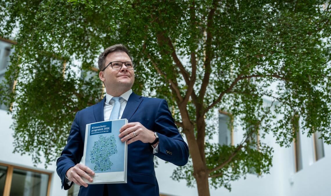 Umweltminister Carsten Schneider (SPD) sieht das neue Klimaschutzprogramm als Fortschritt - steckt aber auch reichlich Kritik dafür ein.