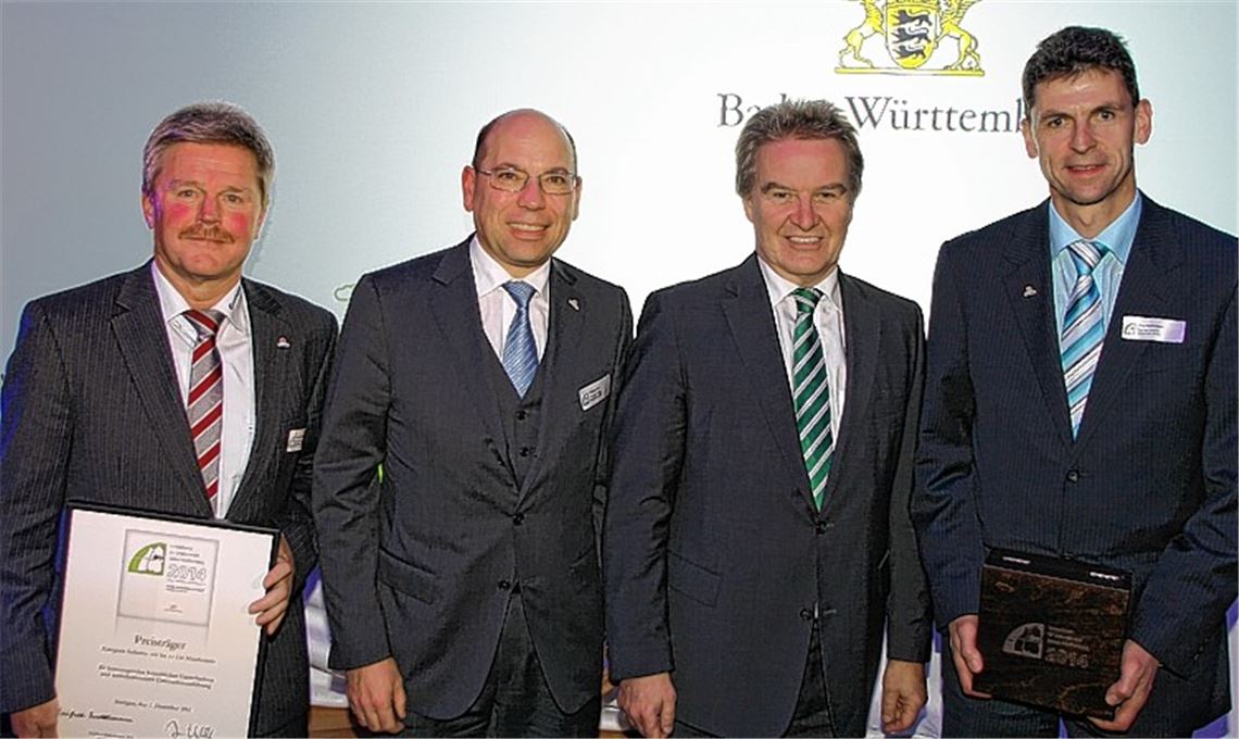 Umweltminister Franz Untersteller (2. v. re.) mit Vertretern der Firma Ensinger bei der Preisverleihung. 