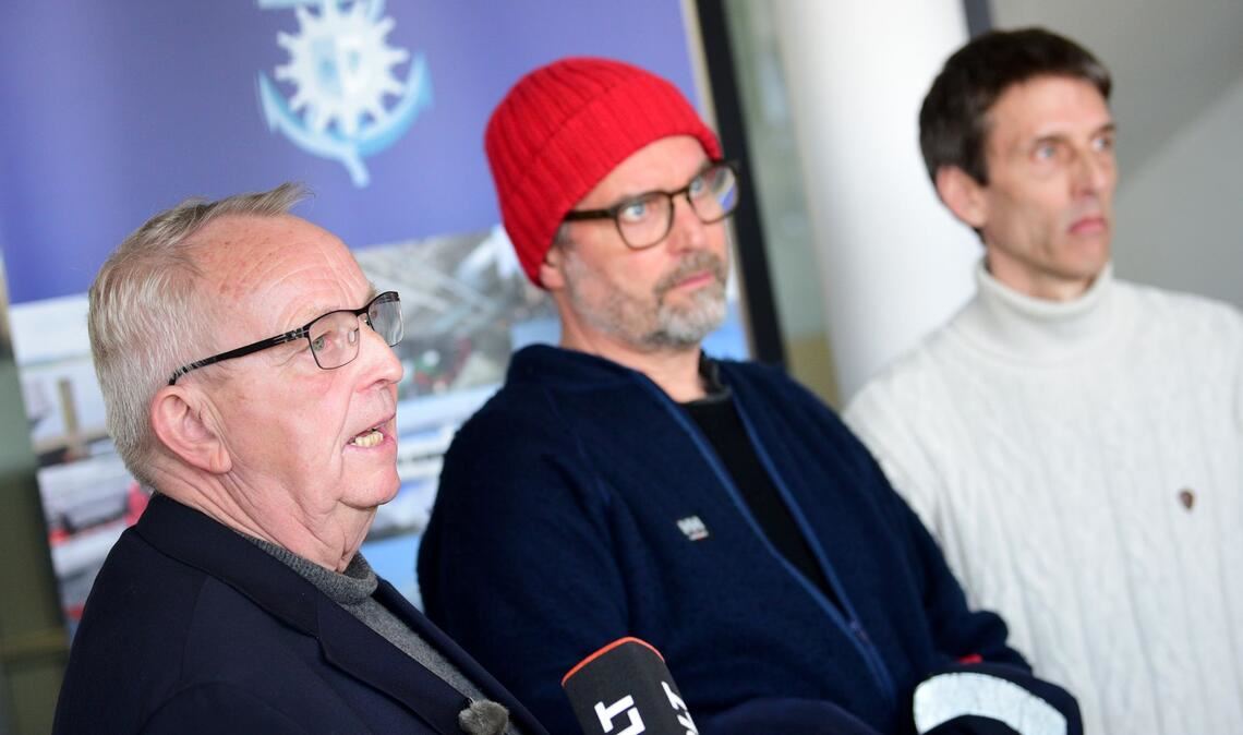 Umweltminister Till Backhaus (SPD, l.) sagte, der Wal brauche jetzt vor allem Ruhe.