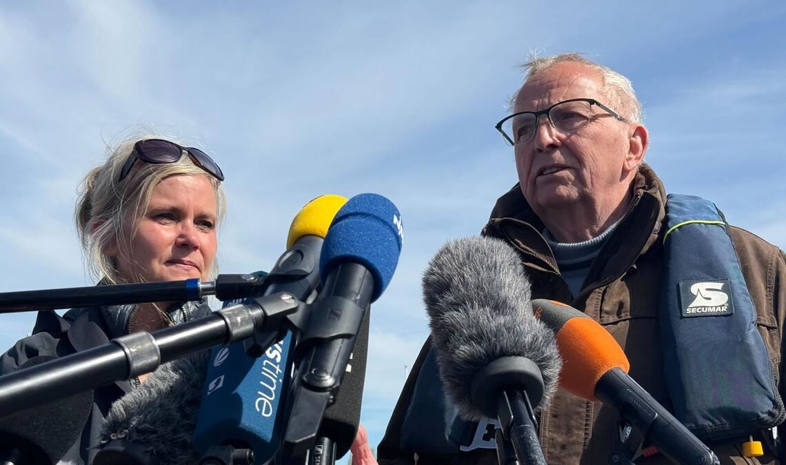 Umweltminister Till Backhaus (SPD, r) zeigte sich erleichtert.